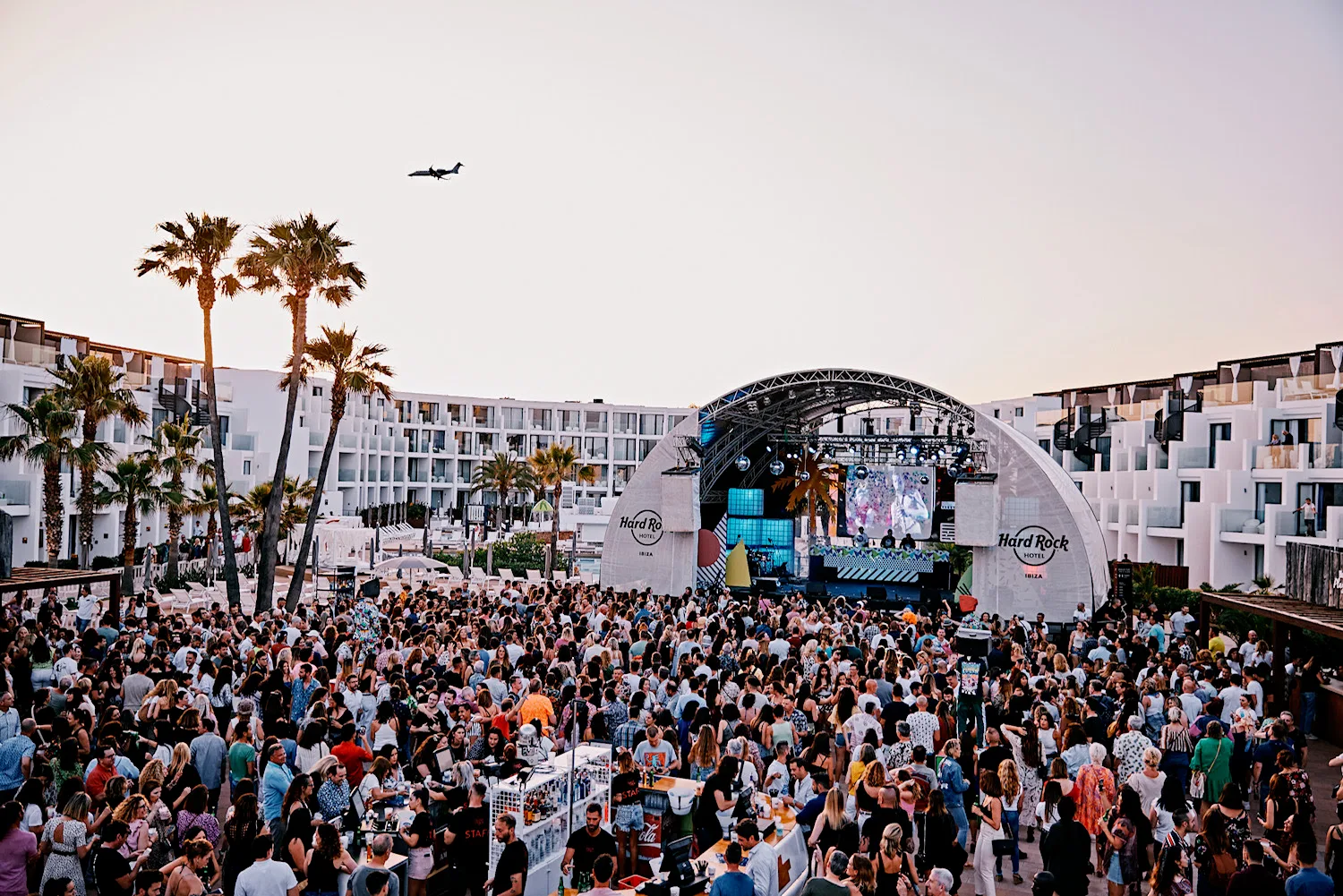 ## Arts et Vie : Une nouvelle expérience culturelle Arts et Vie offre désormais aux passionnés et aux curieux une manière inédite de découvrir et profiter des plus beaux festivals français et européens. Des semaines festivalières et des escapades autour de festivals, qui font la part belle aux transports, hôtel, entrées aux festivals et sites, guides, repas et accompagnateurs Arts et Vie. Grâce à l'organisation proposée par Arts et Vie, les voyageurs pourront se concentrer entièrement sur l'immersion culturelle et le bonheur procuré par les spectacles des festivals. Avec elle, vous êtes assuré de vivre des nuits aussi belles que les jours. Parmi les festivals proposés, on peut citer le fameux Festival off d'Avignon, ainsi que le Festival de Marciac, le Festival Lyrique International d'Aix-en-Provence, le Festival Chopin à Varsovie, le Festival Bach à Leipzig, le Festival des Traditions Celtiques à Lorient, le Festival Puccini à Torre del Lago en Italie, le Festival Beethoven à Bonn, le Festival Art Lyrique à Aix-en-Provence et à Orange, le Festival Musique de Chambre à Évian et le Festival Musique Sacrée à Rocamadour. Les plus curieux pourront également découvrir les plus belles villes françaises et européennes. Arts et Vie propose donc aux voyageurs une nouvelle façon de voyager et d'immersion culturelle. Une manière de vivre des découvertes uniques et des grands moments de plaisir.